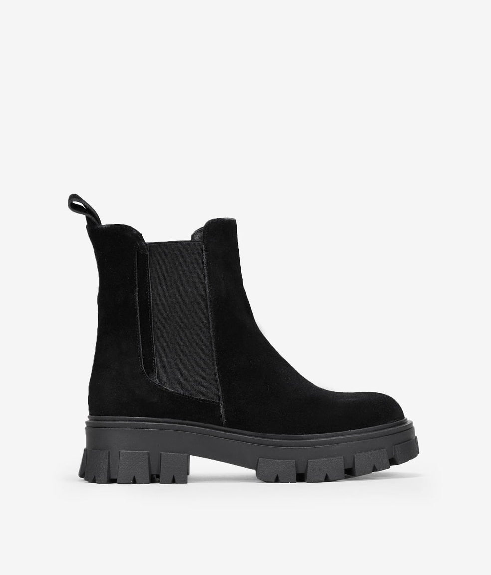 Botines chelsea negros en piel serraje suela track
