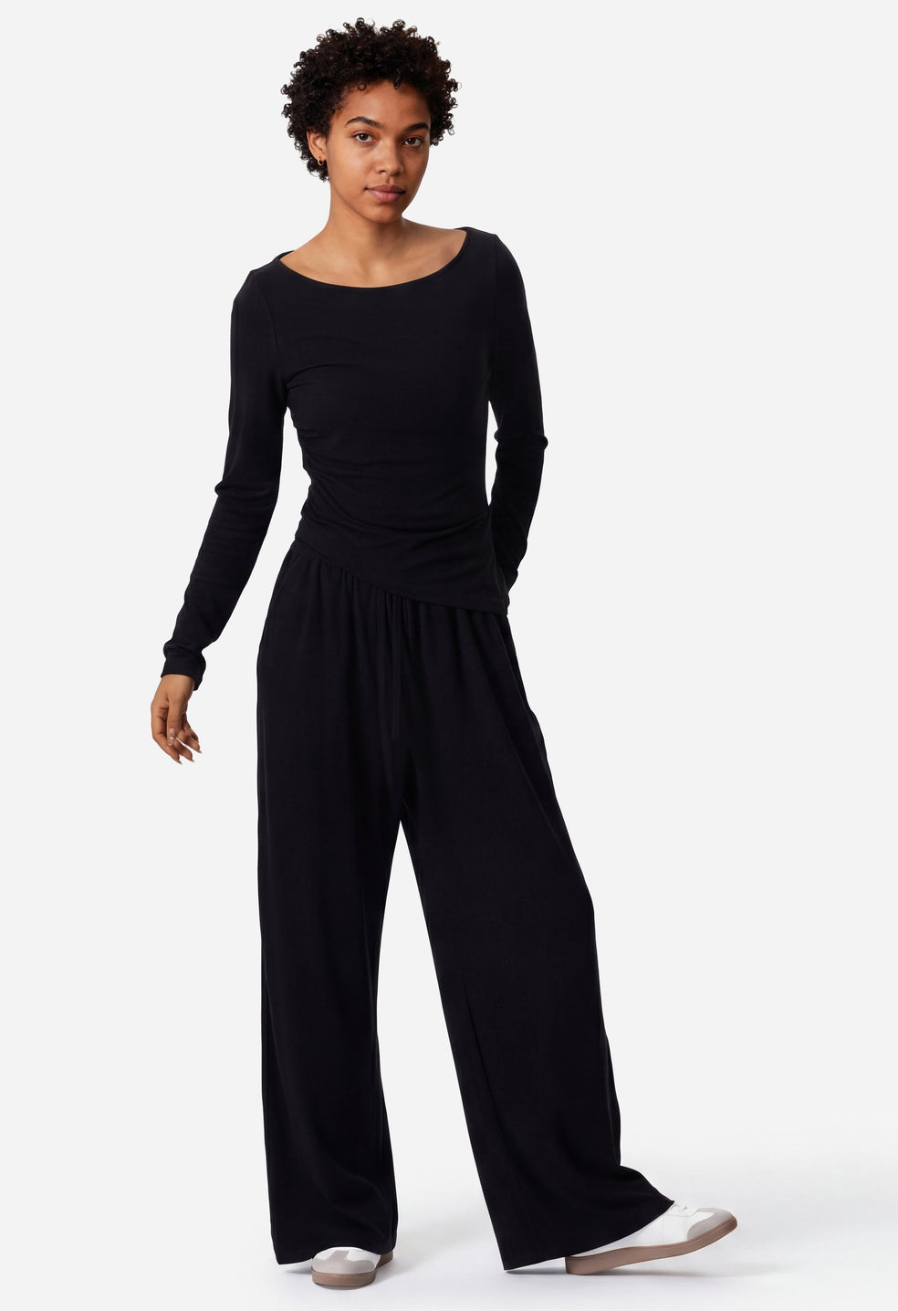 Conjunto loungewear de 2 piezas: top asimétrico de manga larga y pantalones anchos
