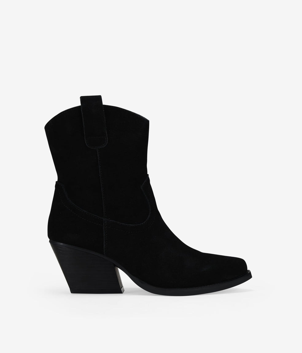 Botines camperos negros en piel con tacón