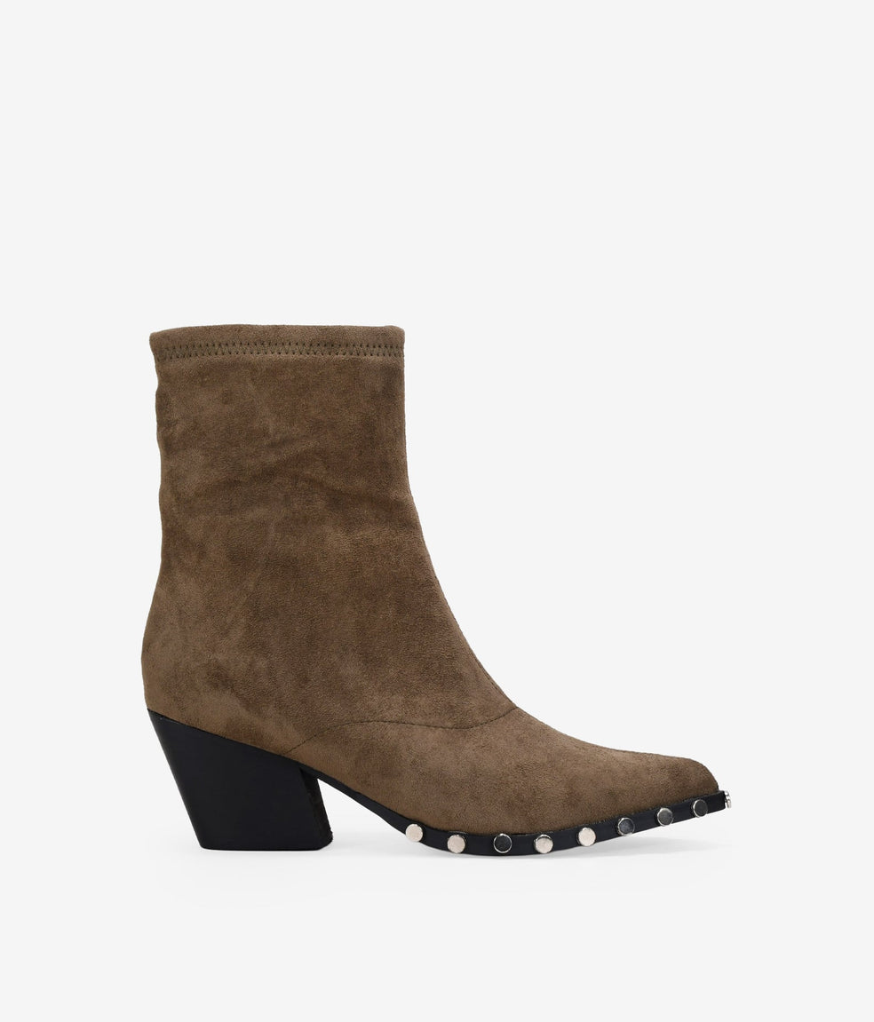 Botines cowboy visón con tachas en la suela