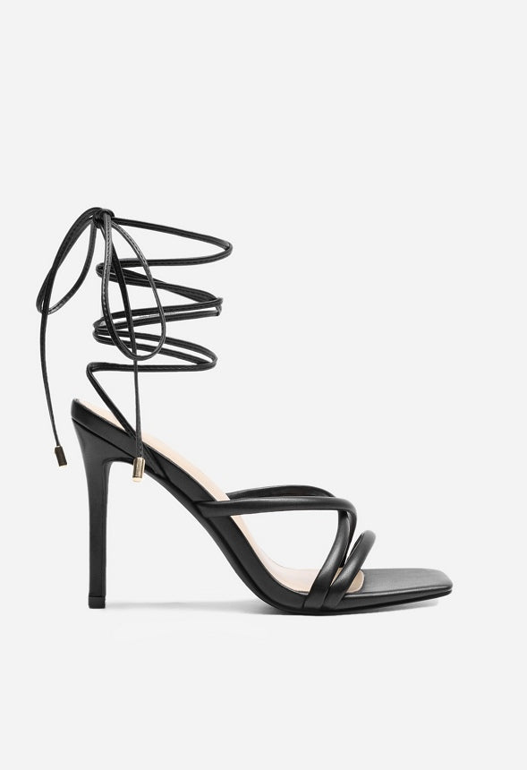 Sandalias de tacón con tiras y puntera cuadrada