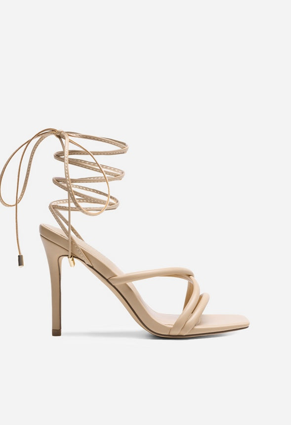 Sandalias de tacón con tiras y puntera cuadrada de mujer