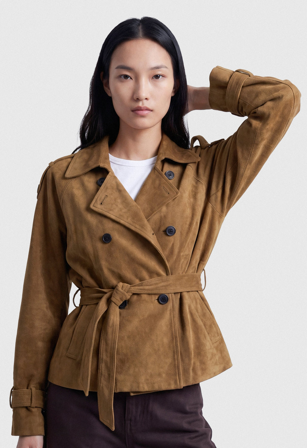Gabardina corta de antelina con cinturón