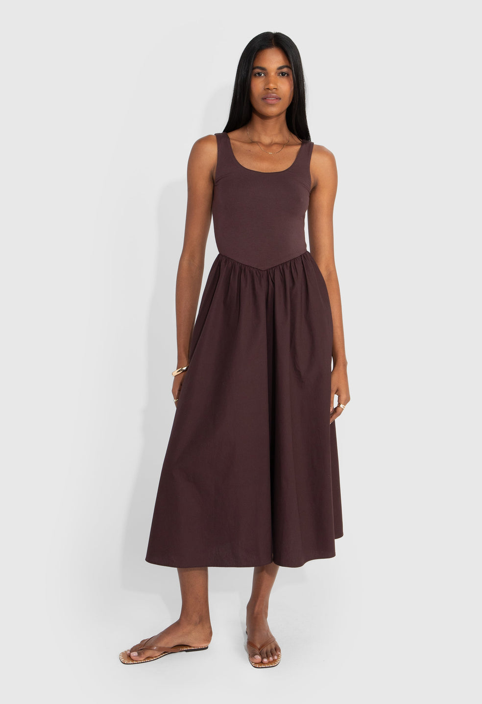 Vestido midi de tirantes de materiales combinados